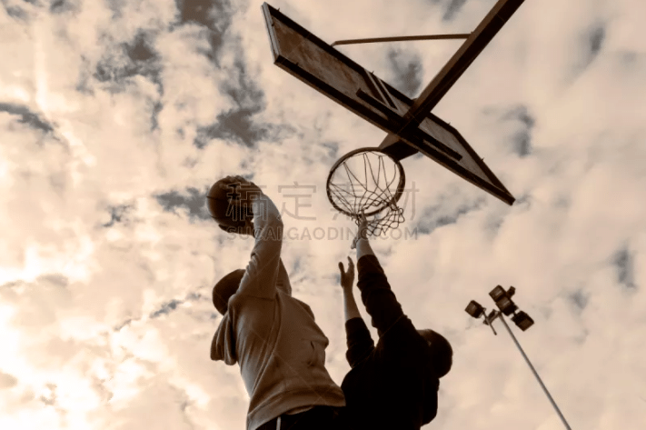 [国际足球]多数女足球员年薪不足两万美元